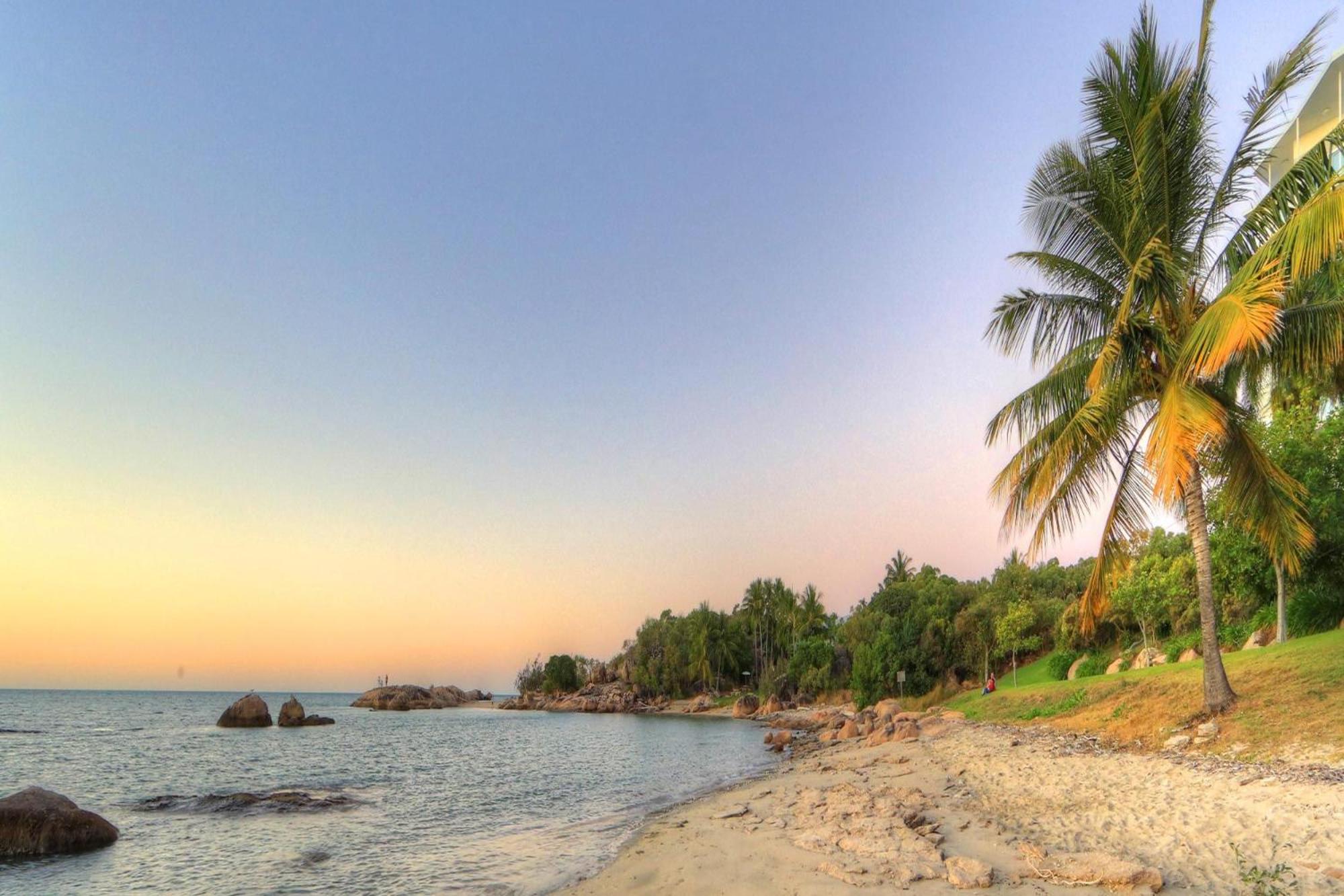 Coral Cove Apartments - Absolute Beachfront Resort Bowen Ngoại thất bức ảnh
