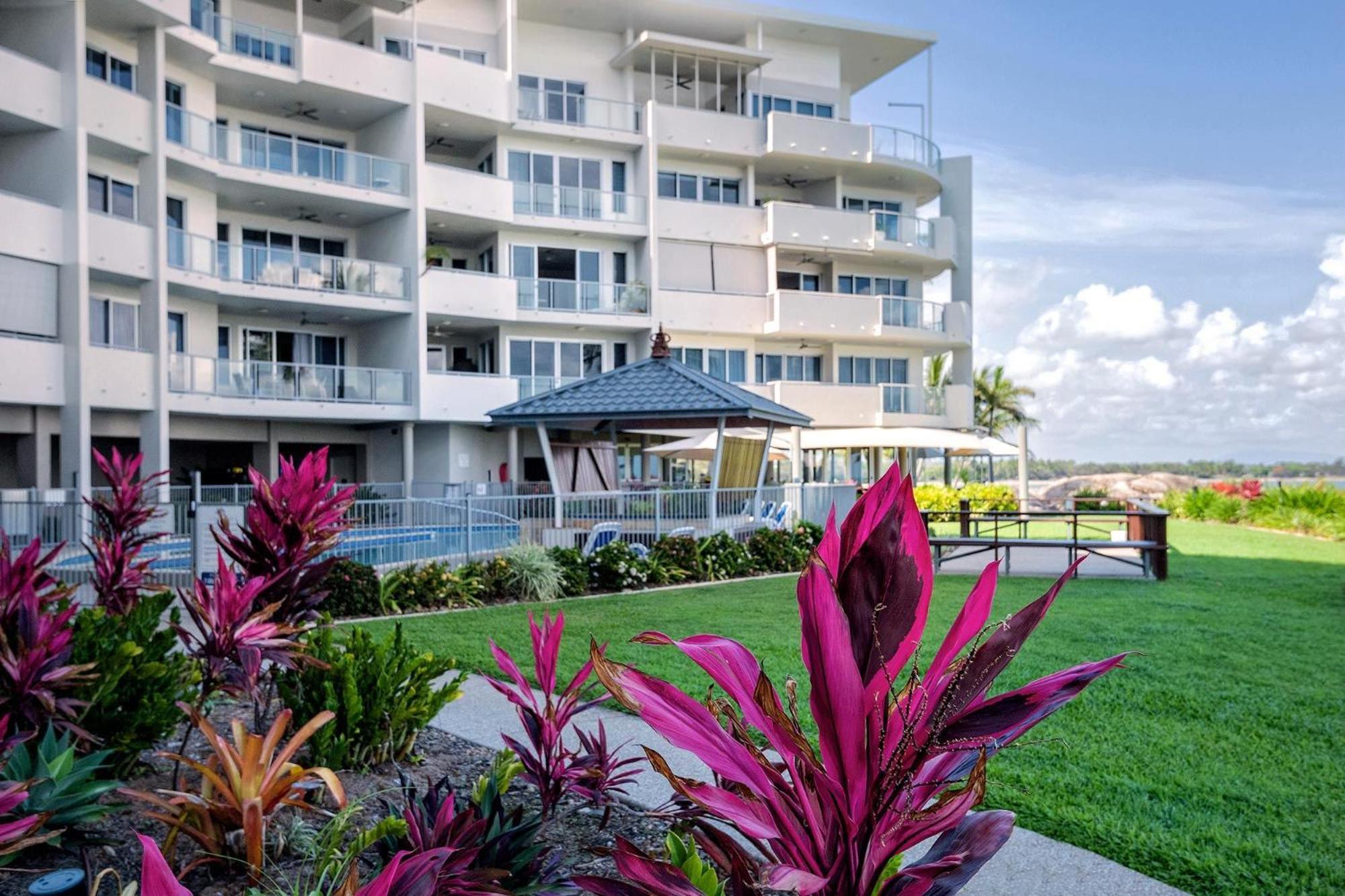 Coral Cove Apartments - Absolute Beachfront Resort Bowen Ngoại thất bức ảnh