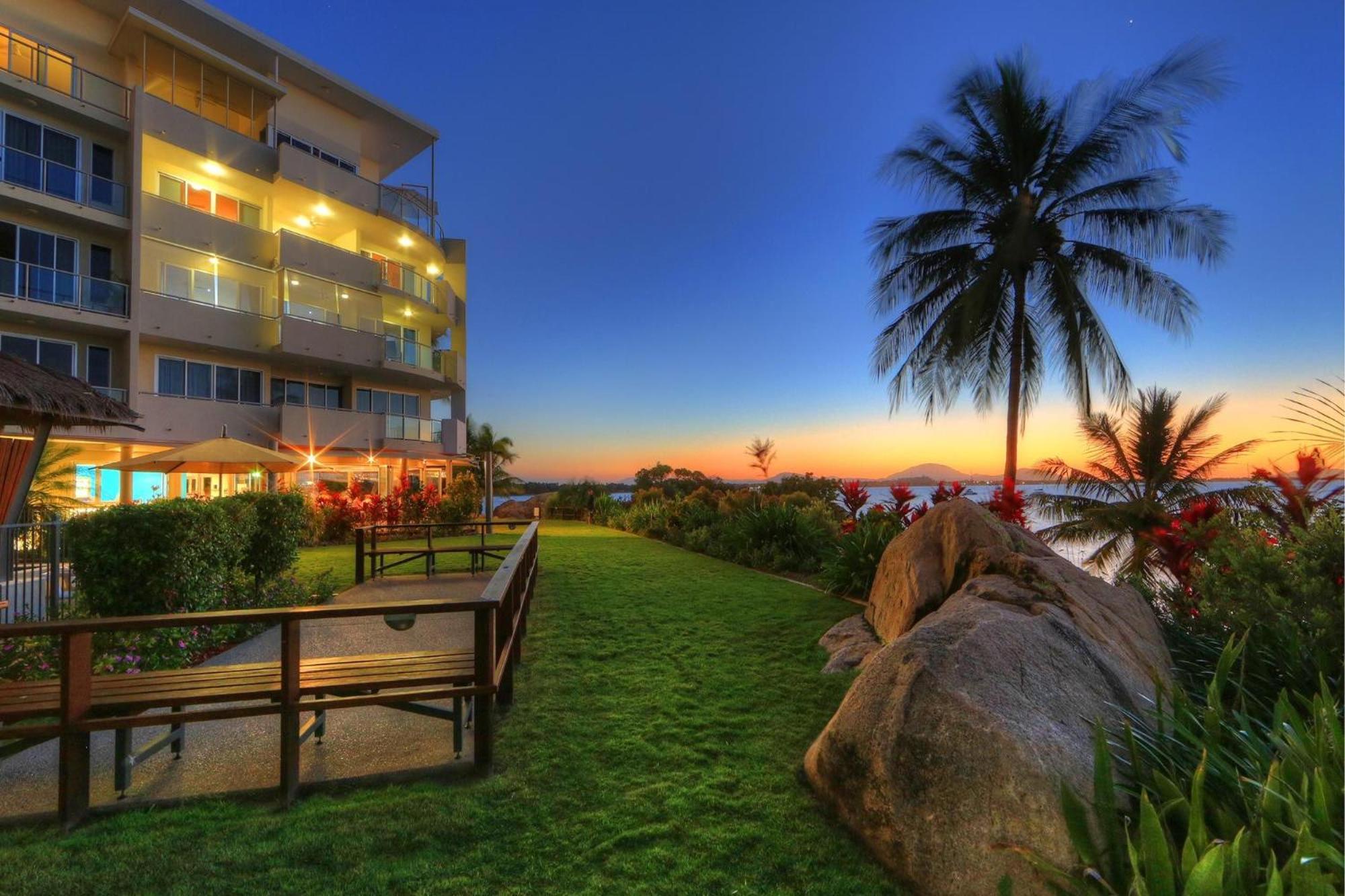Coral Cove Apartments - Absolute Beachfront Resort Bowen Ngoại thất bức ảnh
