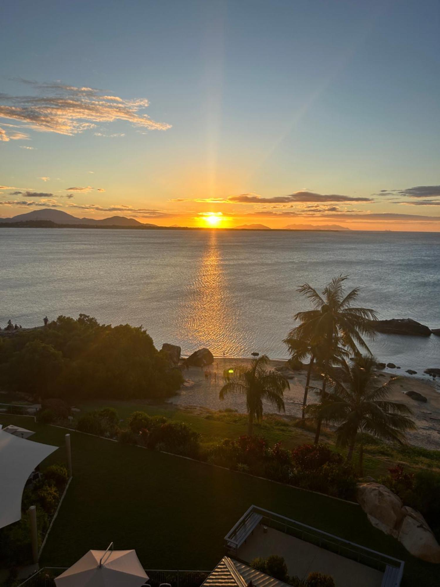 Coral Cove Apartments - Absolute Beachfront Resort Bowen Ngoại thất bức ảnh