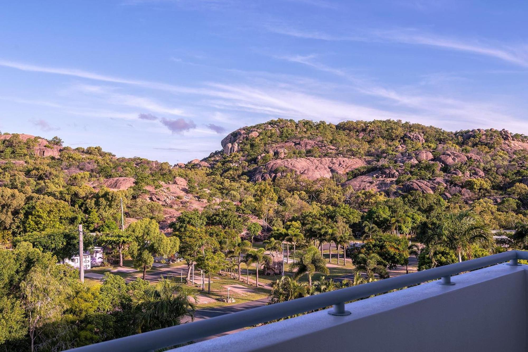 Coral Cove Apartments - Absolute Beachfront Resort Bowen Ngoại thất bức ảnh